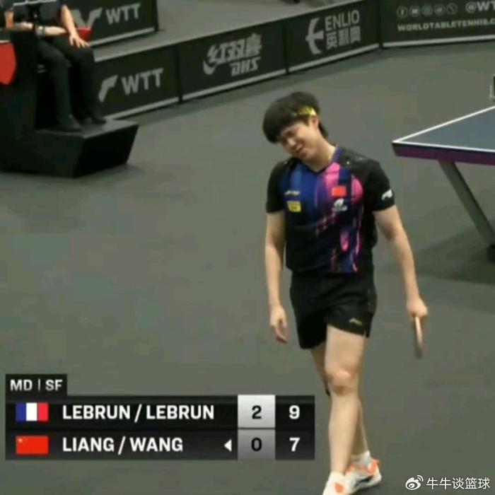 王楚钦丢分后扇自己耳光！遭横扫唉声叹气喃喃自语 王皓叉腰生闷气