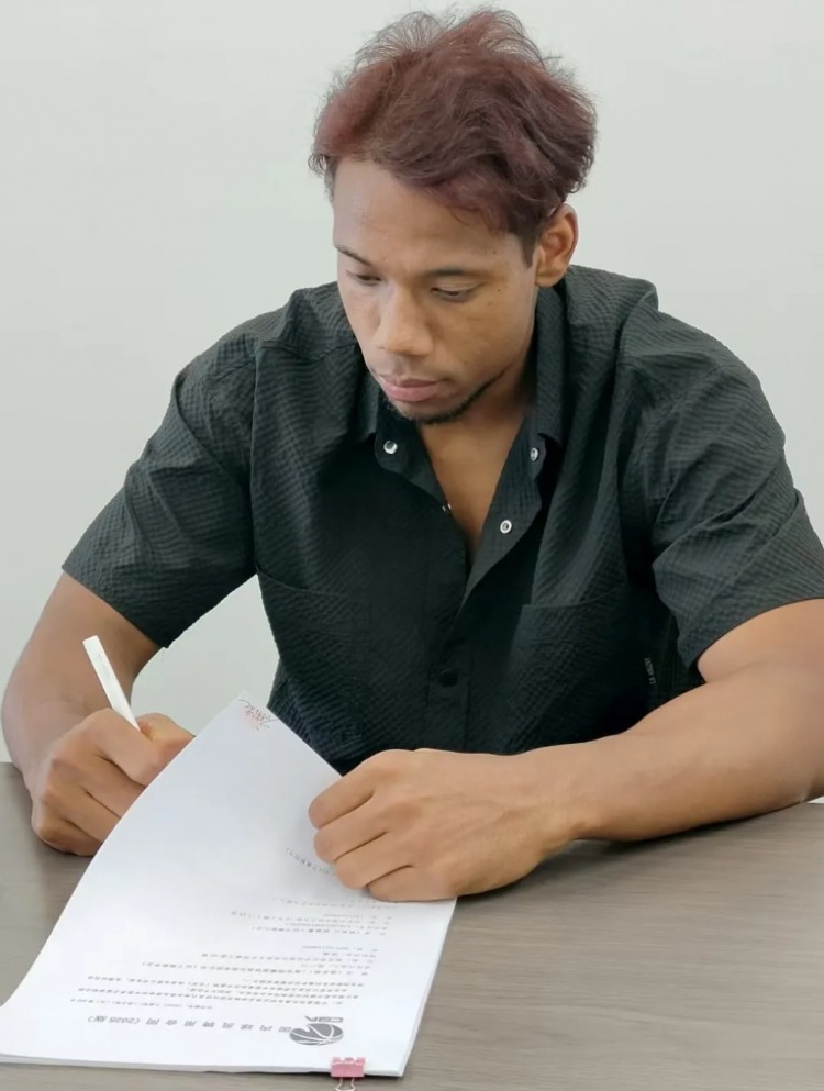 伟德体育-一年顶薪合同！同曦官方：球队已经正式和祝铭震完成续约