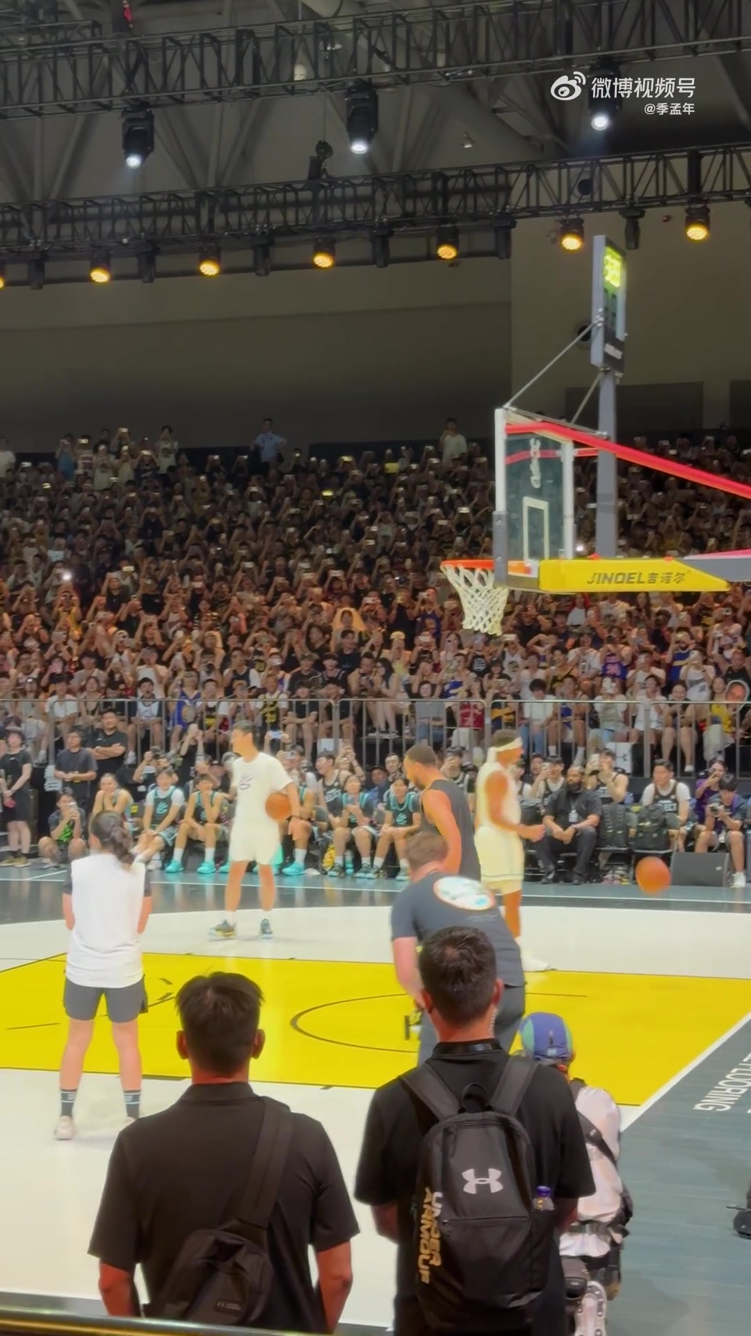 体育分析-每日一扣！库里接弟弟赛斯传球 两次尝试后将球摁进篮筐