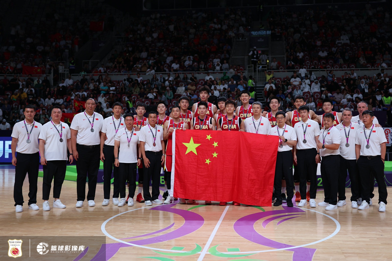 体育分析-媒体人观点：中国男篮团结一致，亚洲赛场谁能挑战其地位？