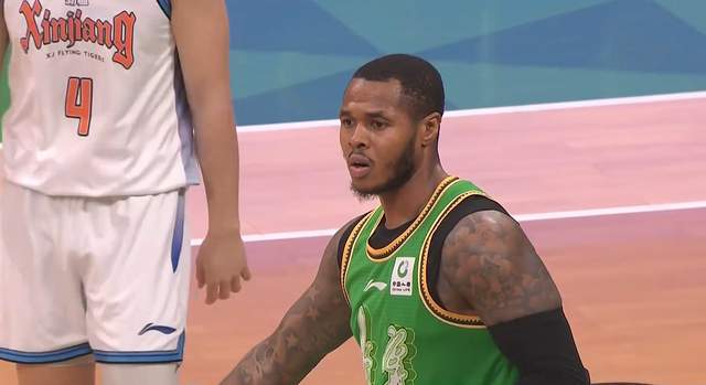 体育社区-这也叫外援？打了3场比赛18投3中，三分球7投0中，杨鸣又被坑惨了